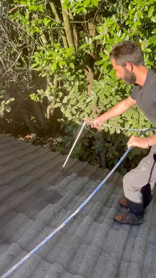 Peinture étanche appliquée sur tuiles — ravalement de toiture Hautes-Alpes